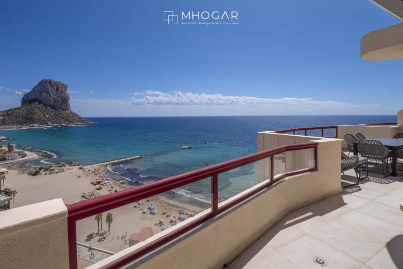 El cielo de Calpe a tus pies: ¡exclusivo ático dúplex de revista, frente al Mediterráneo! 